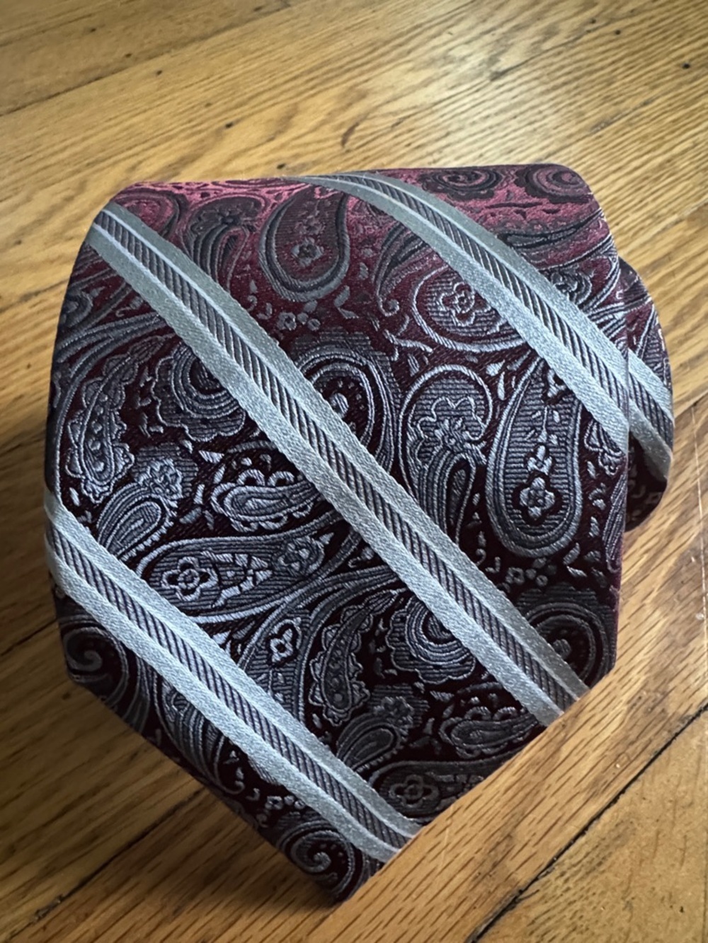 Sleek Pronto Uomo Burgundy Paisley Tie with Silver Stripes